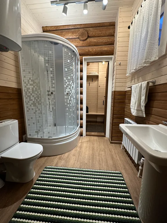 Уютный дом в деревне у реки