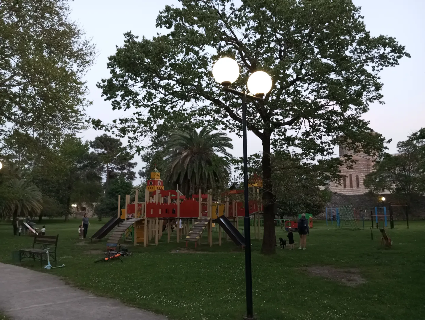 Детская площадка в ближайшем сквере
