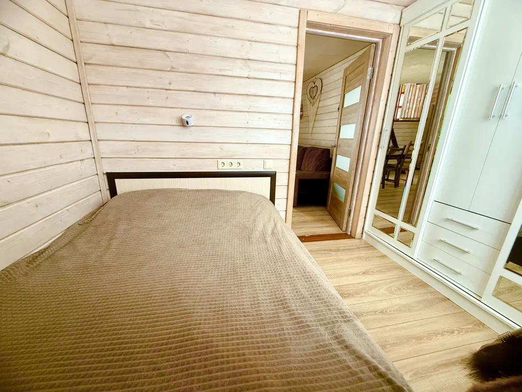 Дом с панорамными окнами на берегу озера на 6 чел с баней на територии