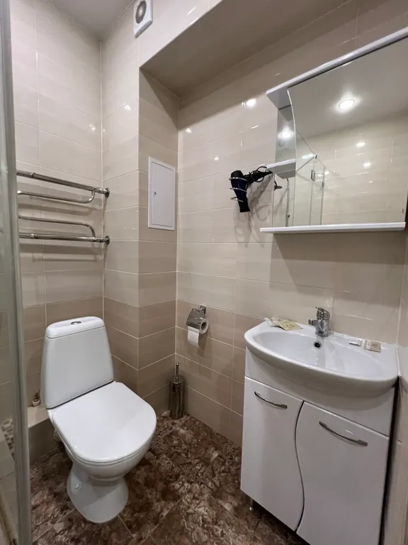 Дизайнерская квартира с огромным телевизором напротив кровати