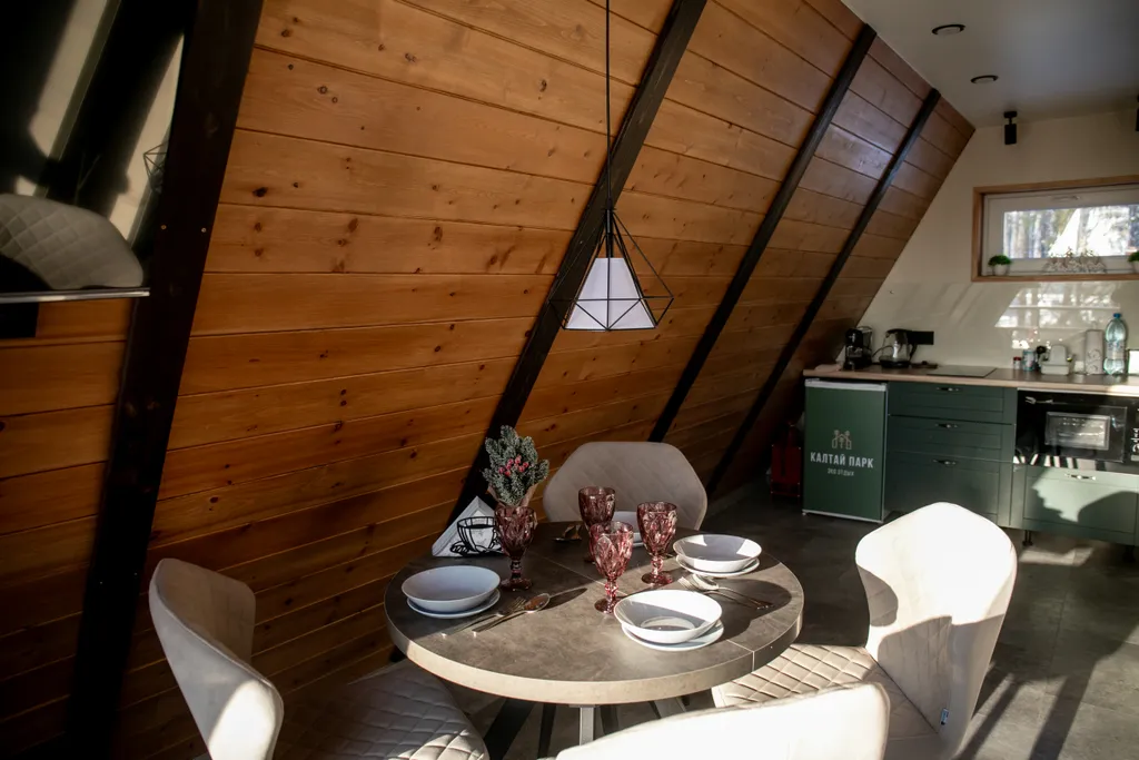 Уютный домик Красный A-Frame с террасой