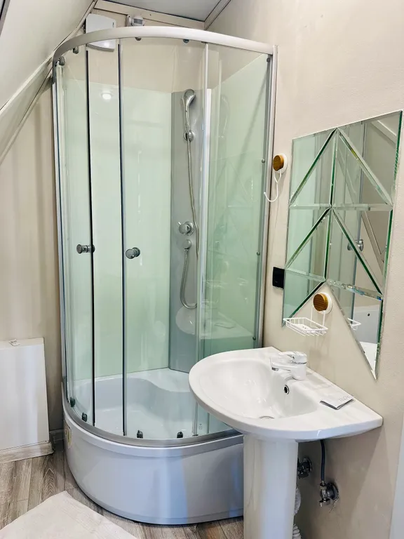 Домик по дороге в горы