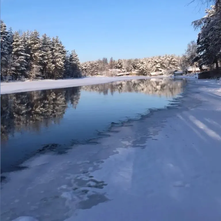 Дом на берегу реки в живописном месте, рядом озеро Сямозеро