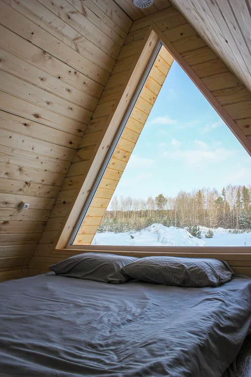 Уютный дом у ручья