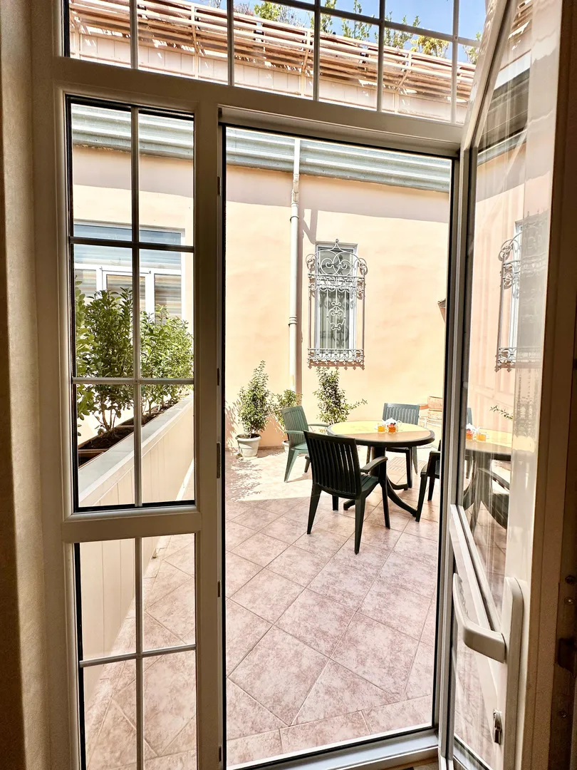 " PATIO " ( s 17 м² ) Балкон с видом на внутренний дворик.