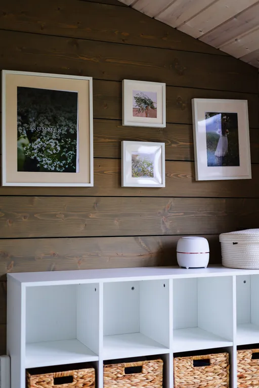 Белый дом на берегу водохранилища