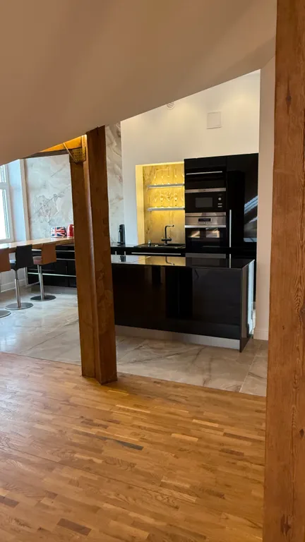 Лофт - мансарда с фронтальным видом на море