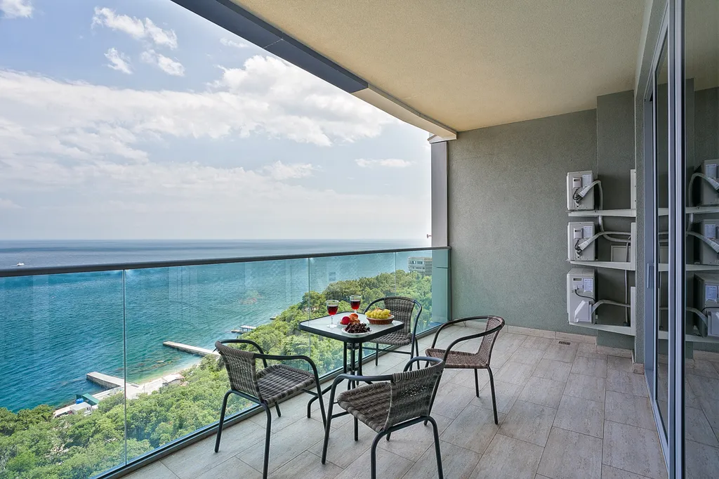 Апартамент с панорамой на море с террасой и 2 санузлами