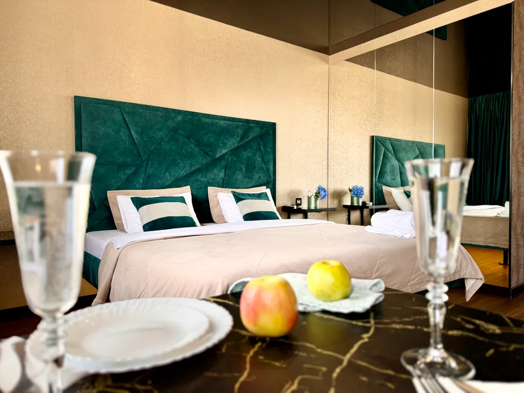 Студия с огромной парящей кроватью