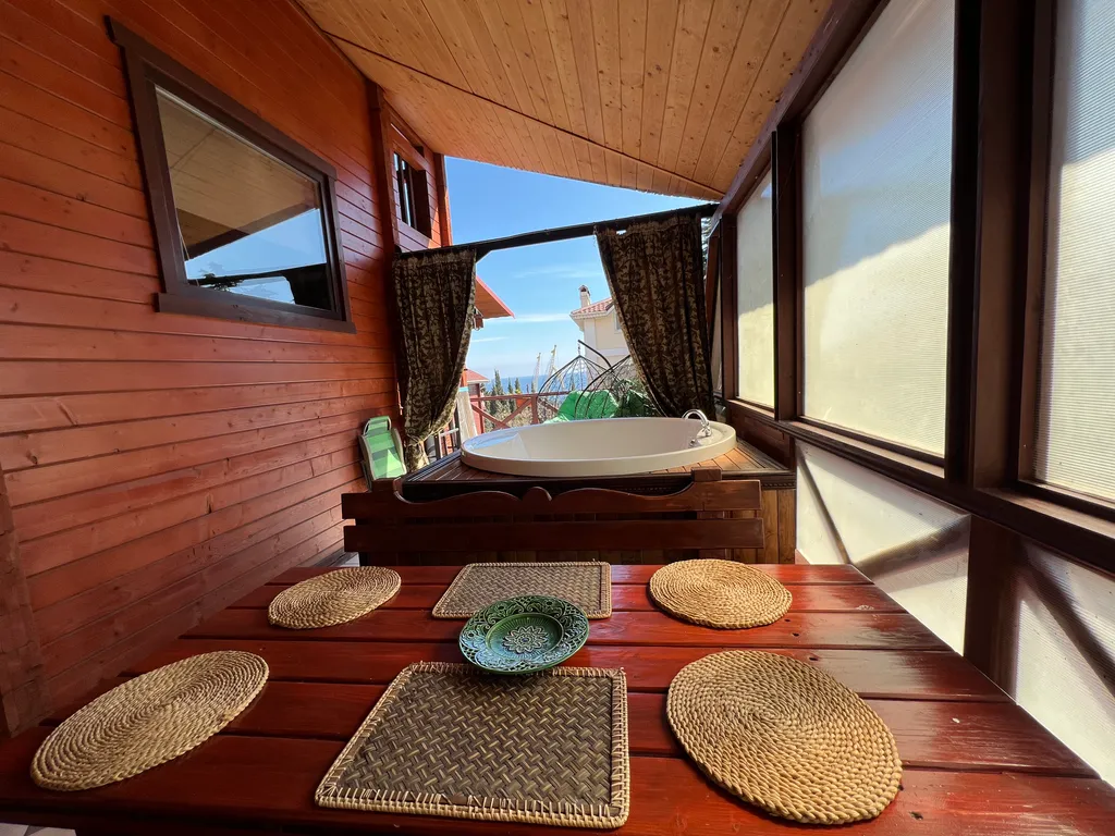 Дом с сауной и большой ванной на террасе