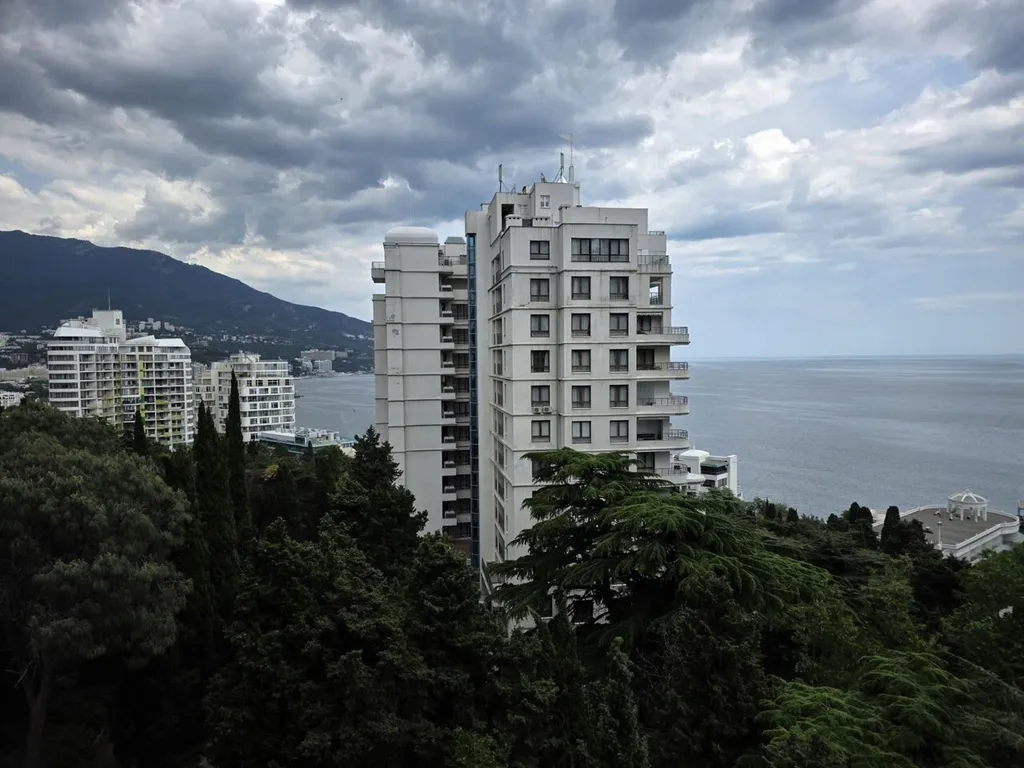 Просторная двухкомнатная квартира с видом на море