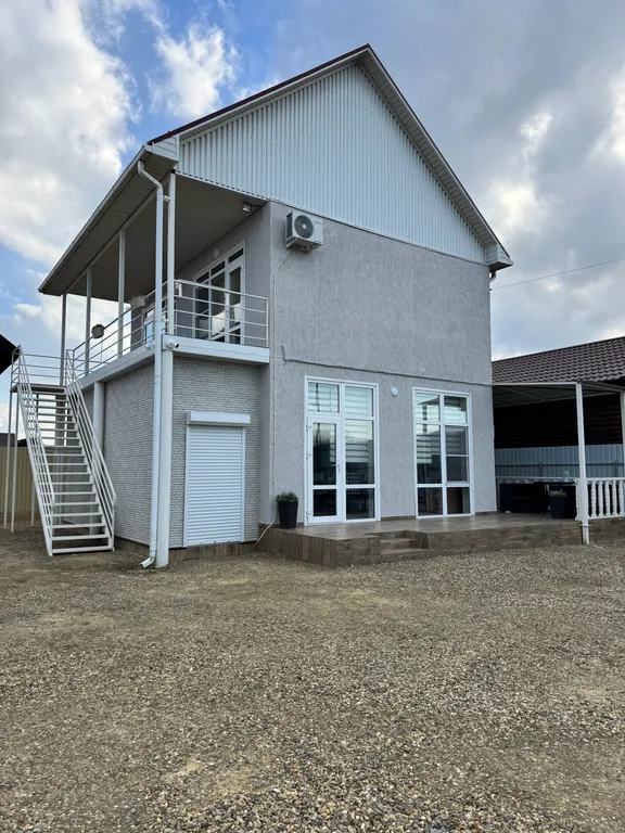 Дом с отдельным въездом и двором