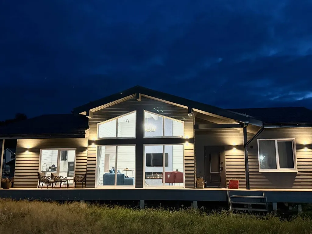 Загородный дом с большой террасой, кострищем и финской сауной