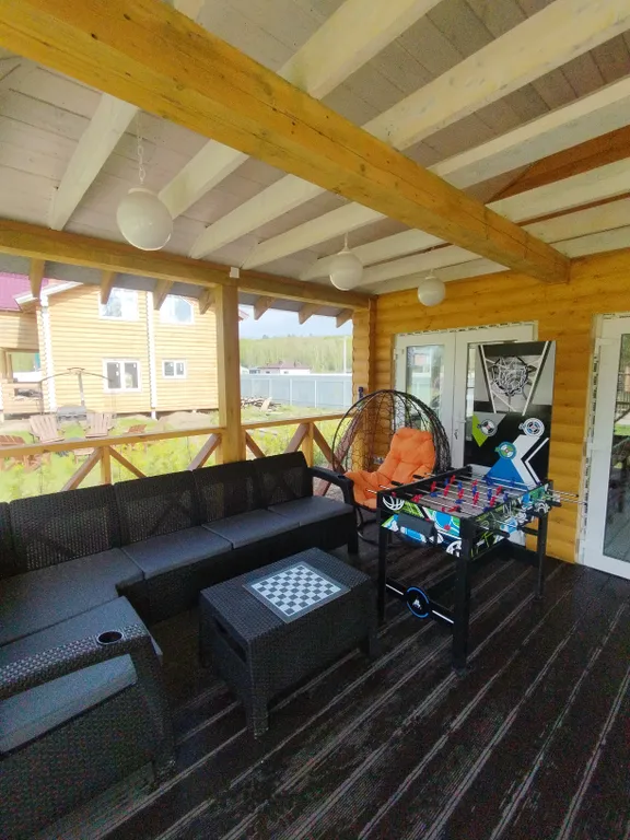 Уютный дом с беседкой на берегу озера