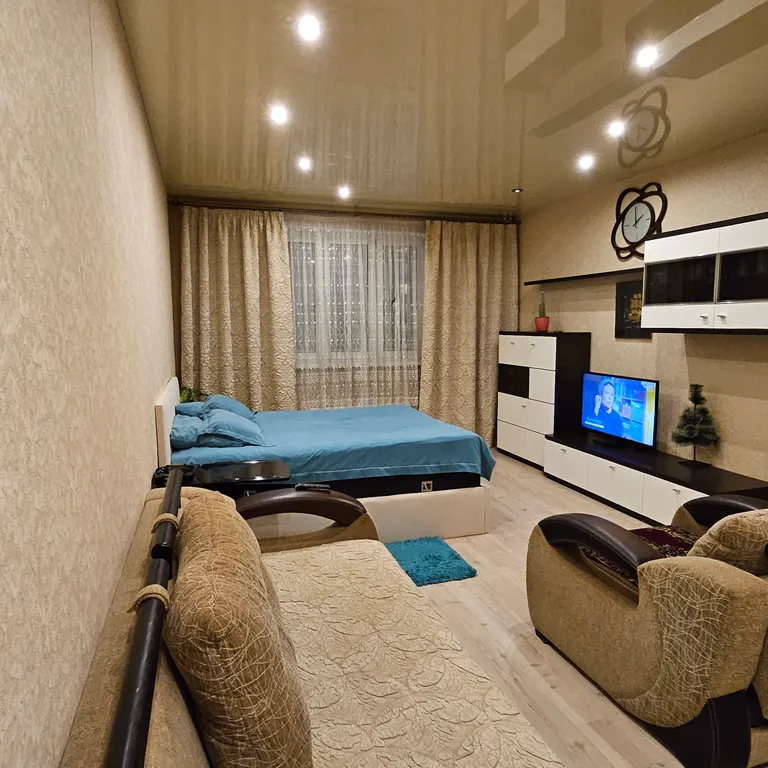 Большая квартира с лоджией в центре города