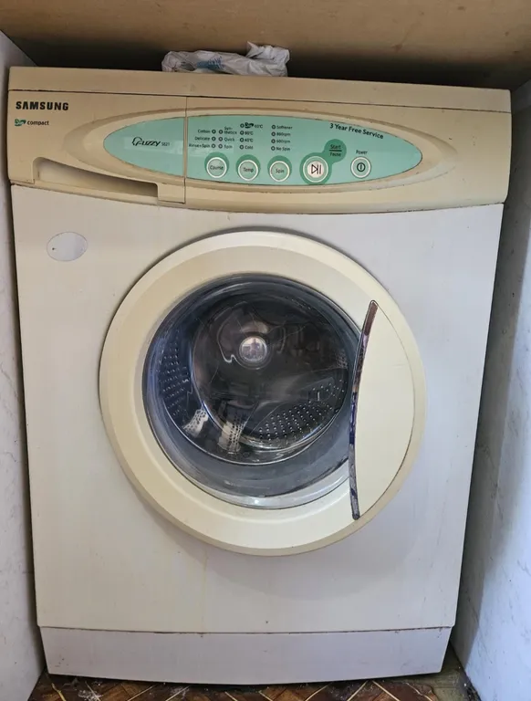 Двухкомнатная квартира в Шахтёрске с водой