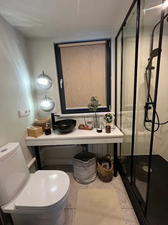 Уютный сканди-домик с видом на лес