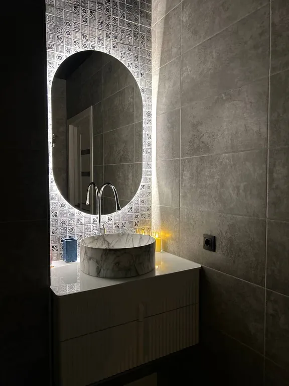 Уютная квартира с джакузи в спальне и массажным креслом