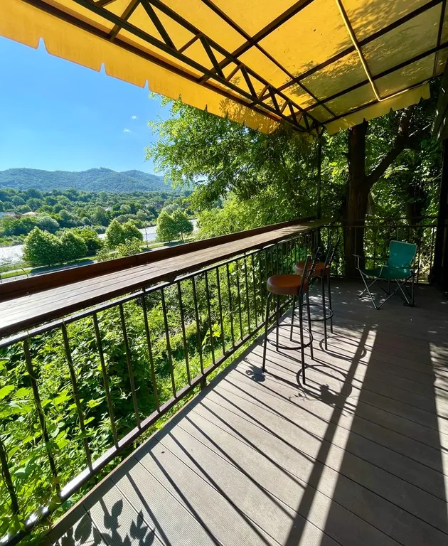 Уютный дом с видом на набережную в шаге от центра города