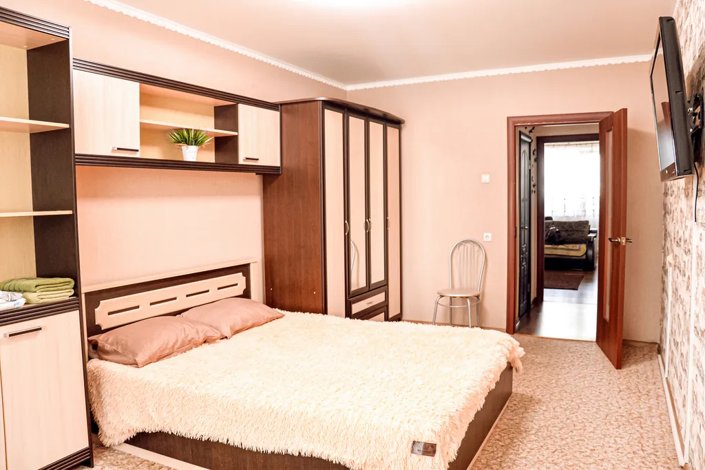 Двушечка возле Леруа