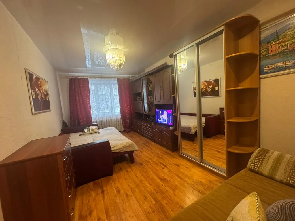 Не дорогая, без изысков, в центре