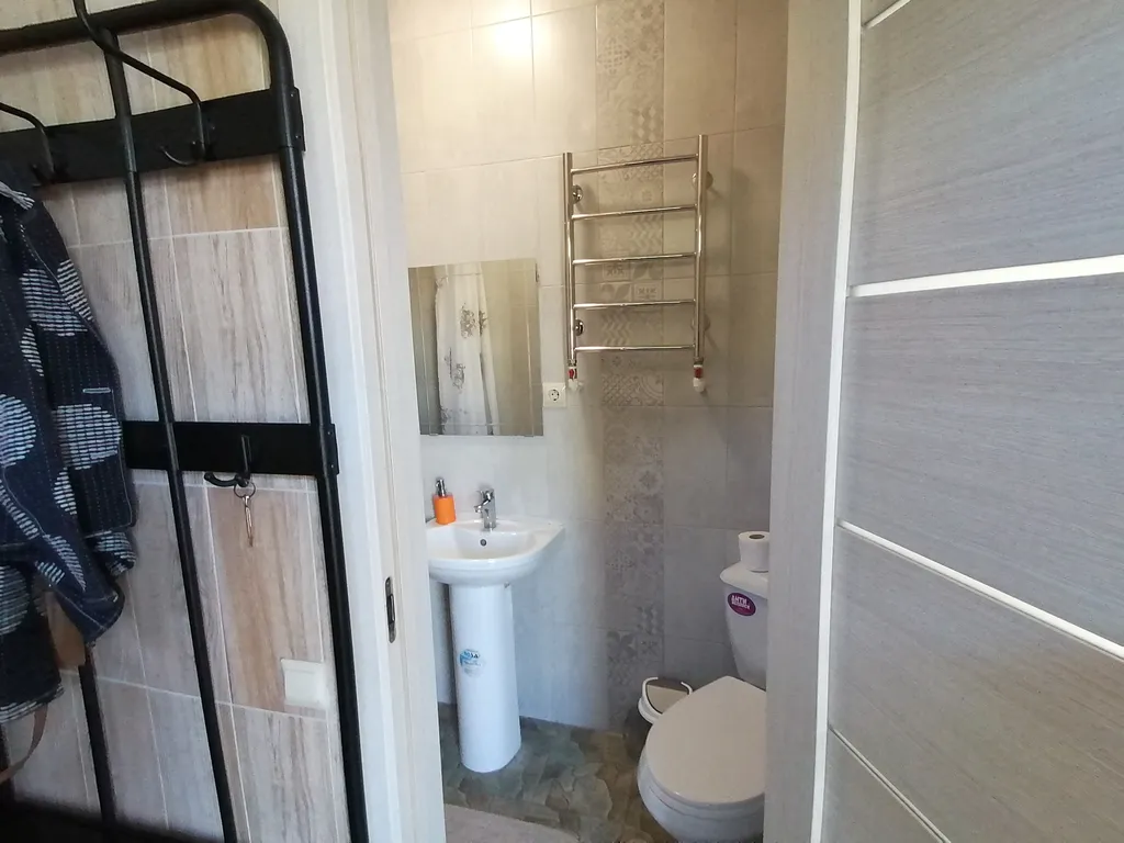 Двухкомнатный современный отдельный дом со своим двором и парковкой