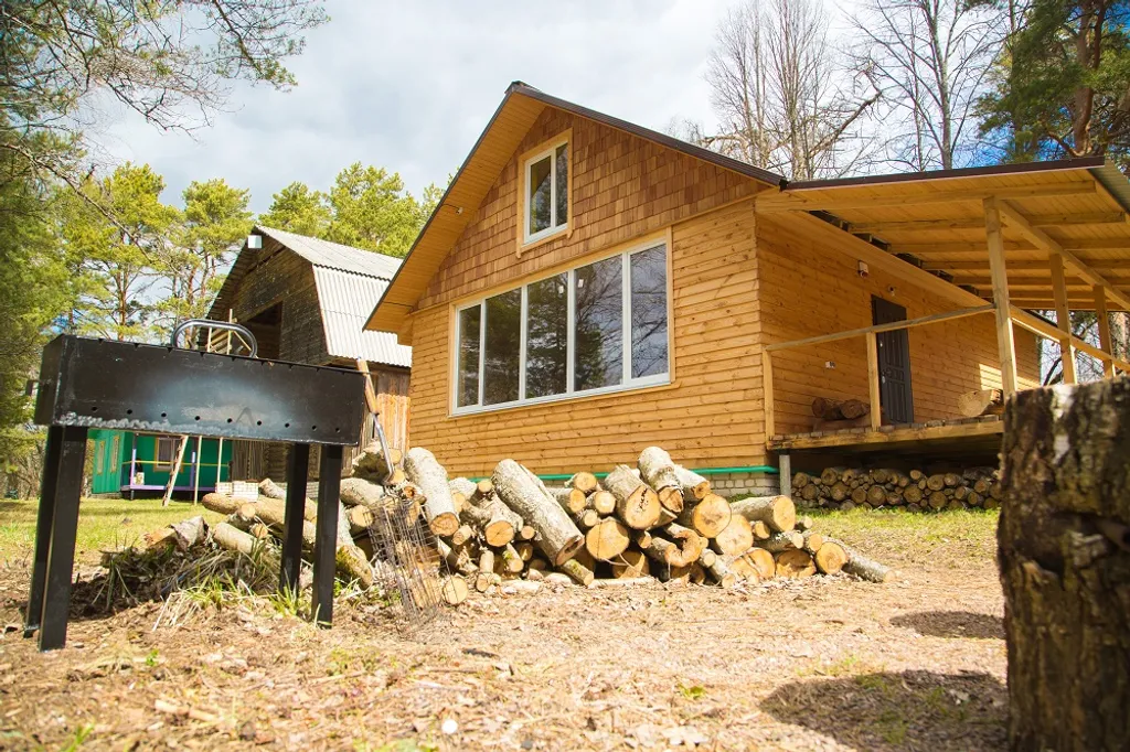 Жёлтый домик с панорамными окнами на берегу реки