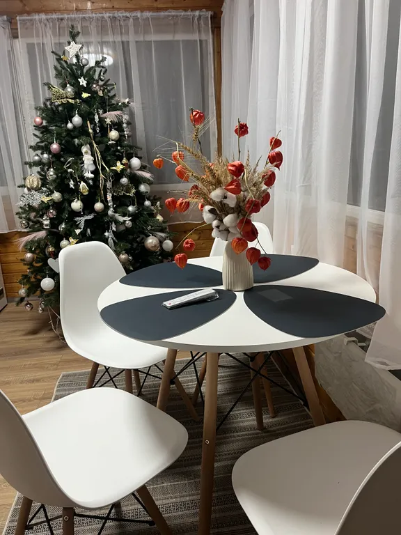 Дом на берегу озера с собственной конюшней