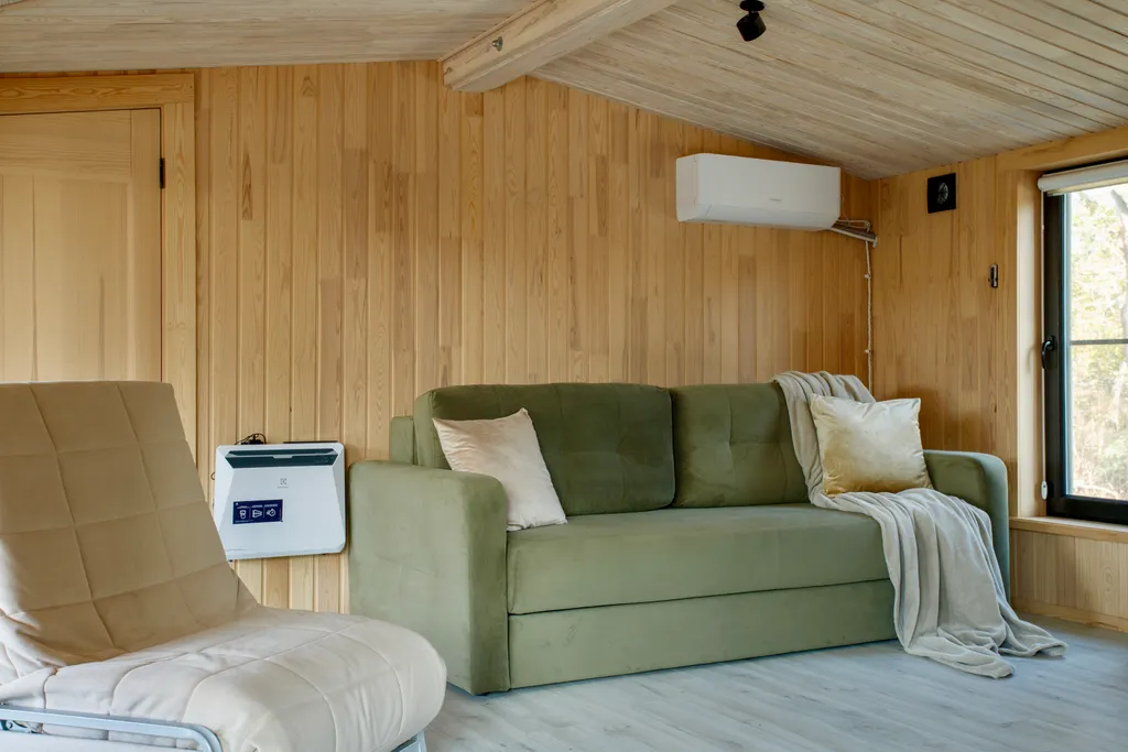 Уютный деревянный дом возле моря