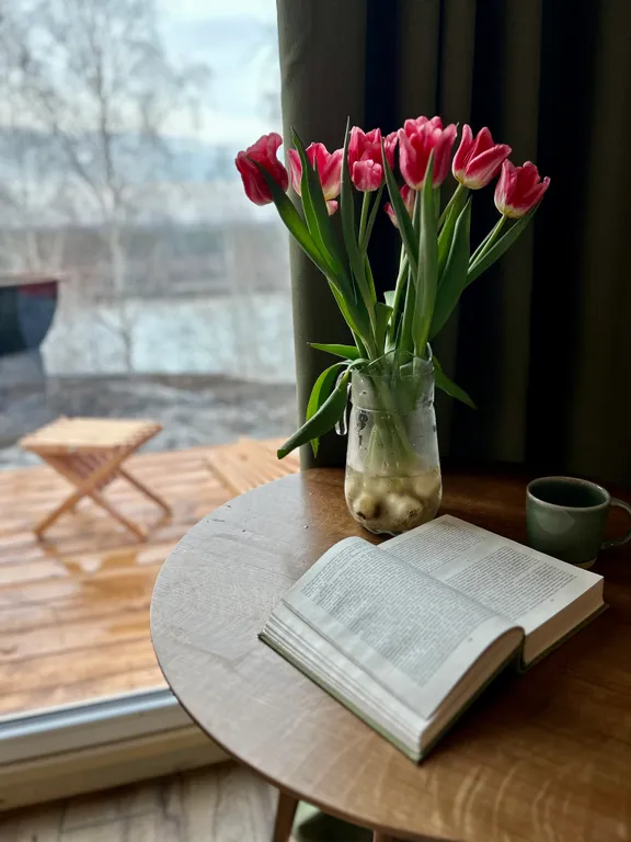 Дом с чаном на берегу реки