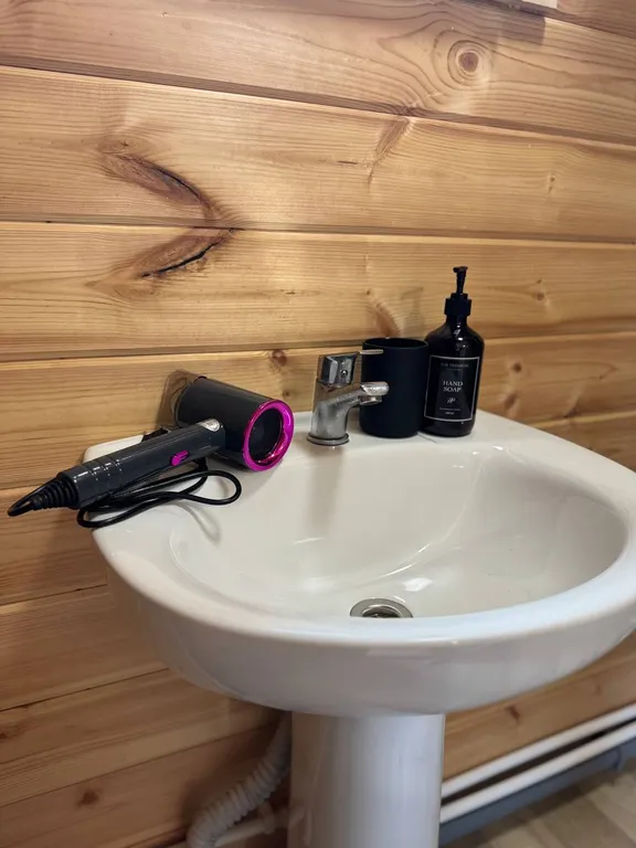 Домик в живописном месте у воды