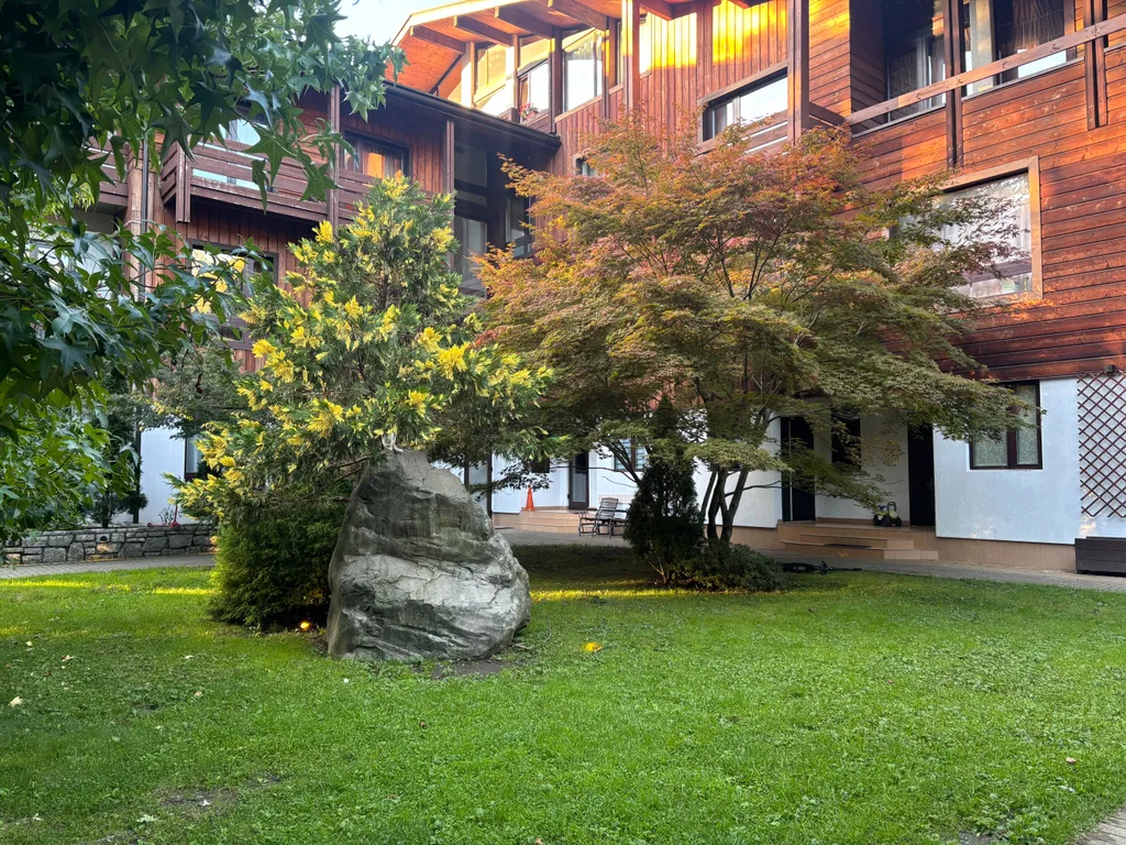 Квартира отдельной спальней и балконом в центре Поляны