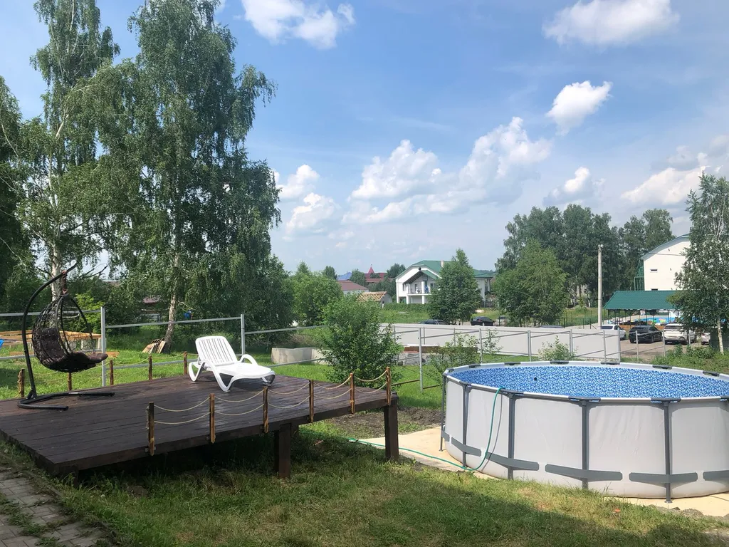 Комната с видом на березовый лес