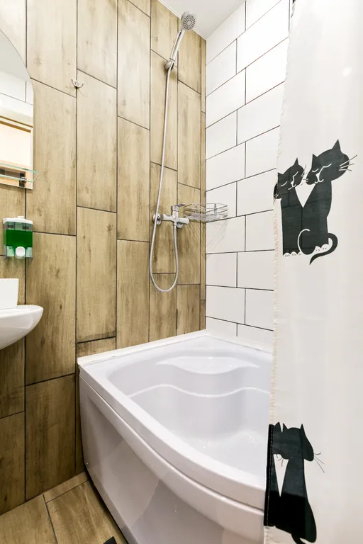 Современная студия с видом на городские огни