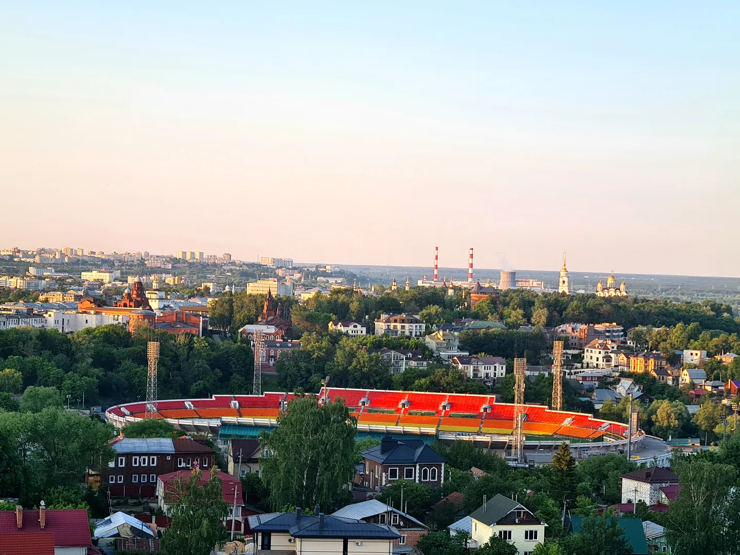 Вид на центр города и стадион 