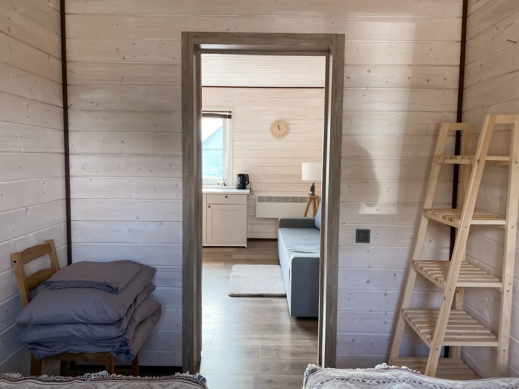 Дом в скандинавском стиле на берегу реки