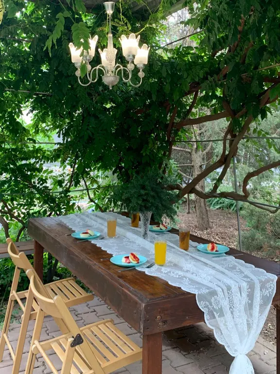 Загородный дом с садом и бассейном