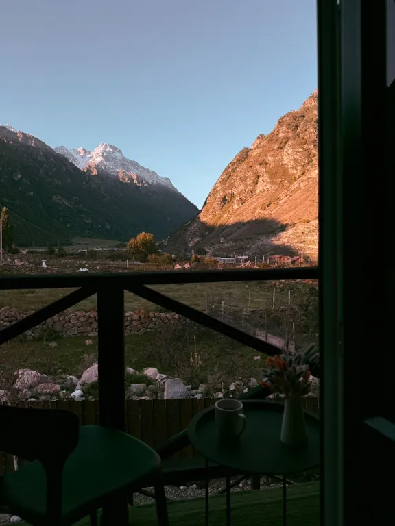 А-фрейм дом с видом на на горы