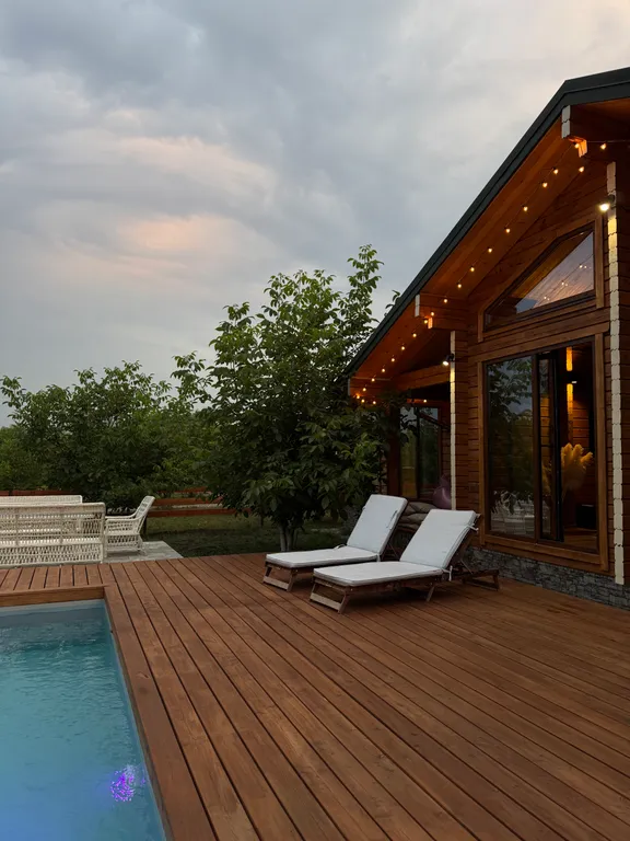 Дом-шале с теплым бассейном и террасой