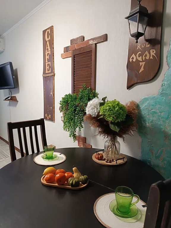 Великолепная студия с интересным дизайном в стиле французского кафе