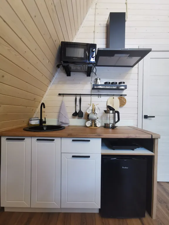 Треугольный дом с огороженной территорией