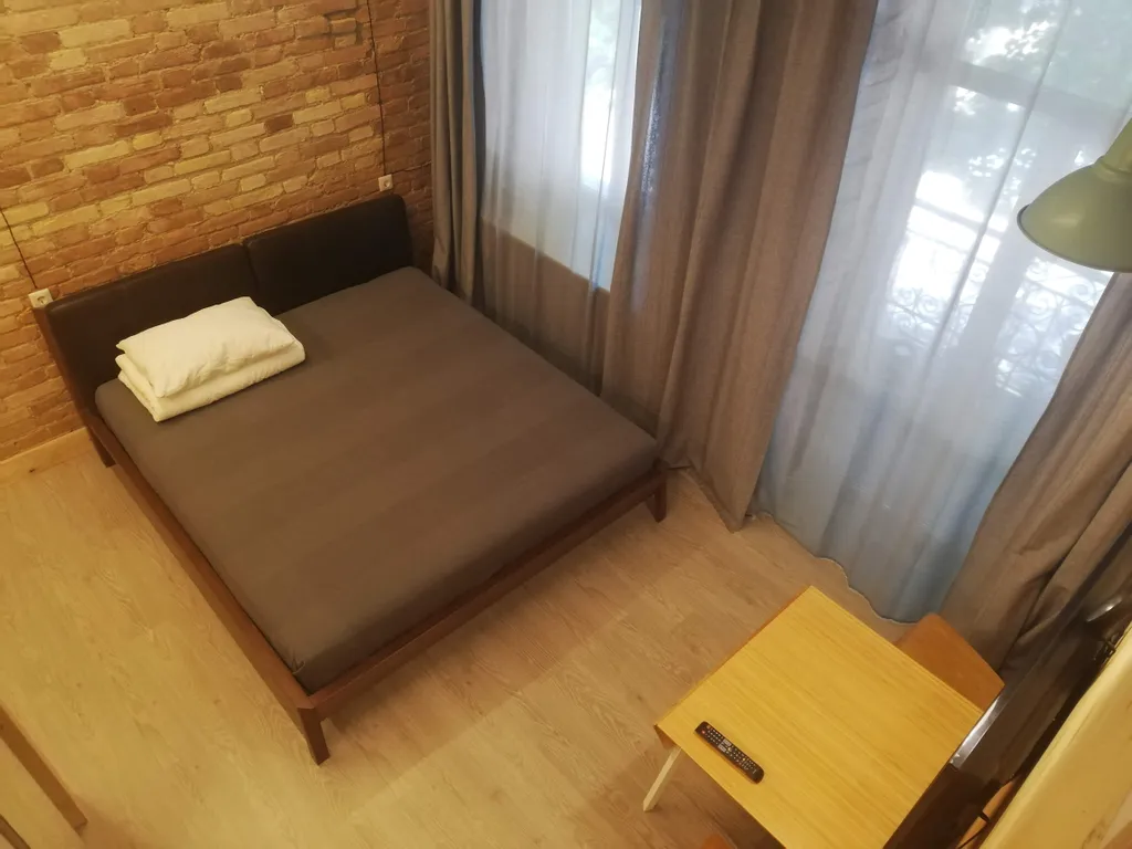 Студия с королевской кроватью и балконом