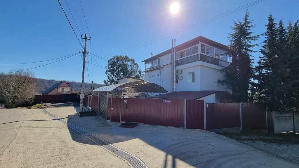 Трёхэтажный таунхаус в живописном месте с большим садом