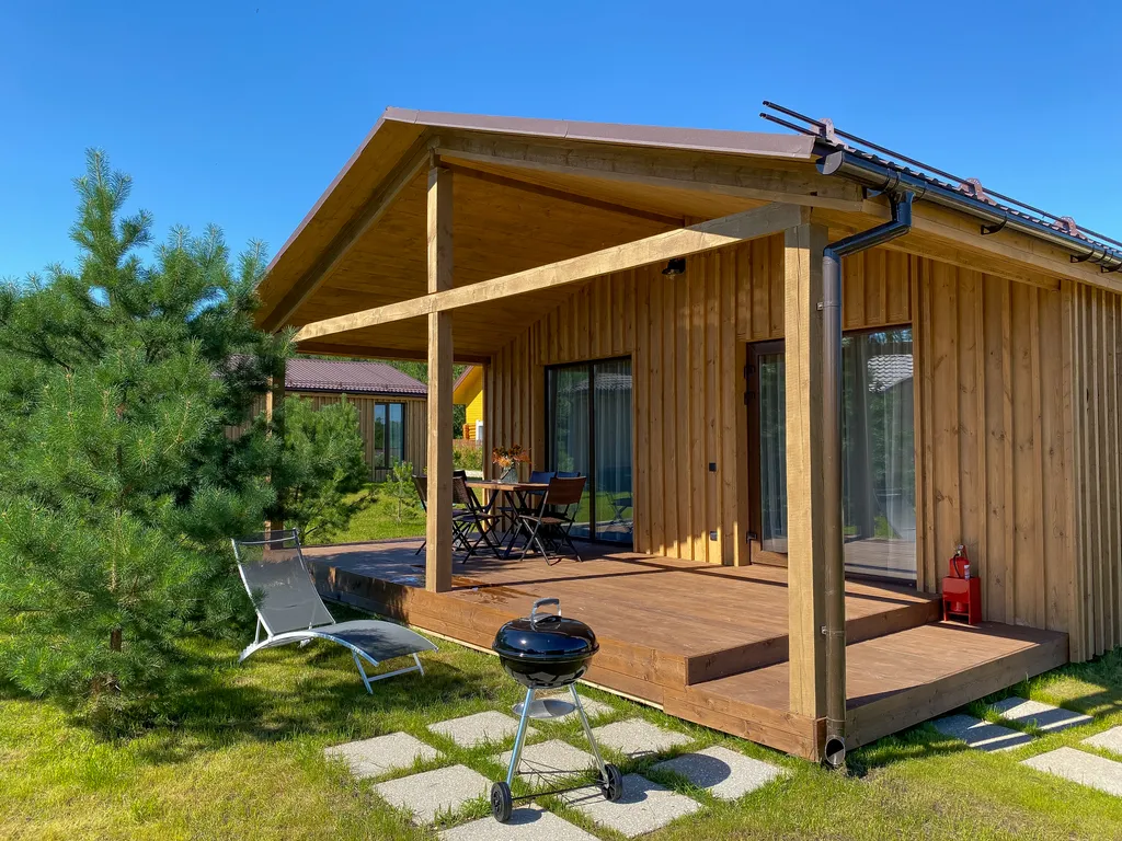 Просторный двухкомнатный коттедж в лесу у пруда