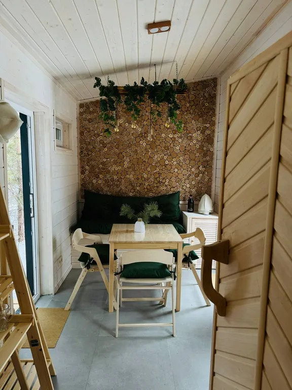 Уютный треугольный дом в окружении леса