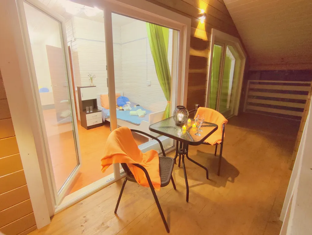 Петербургская дача на холме прямо у озера