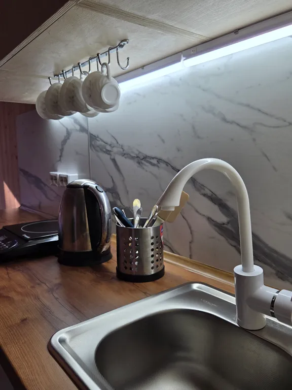 Тёплый домик в лесу с видом на горы