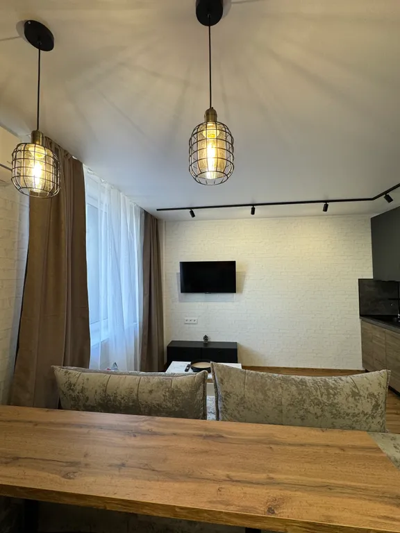 Квартира в стиле лофт с отдельной спальной зоной и гардеробной