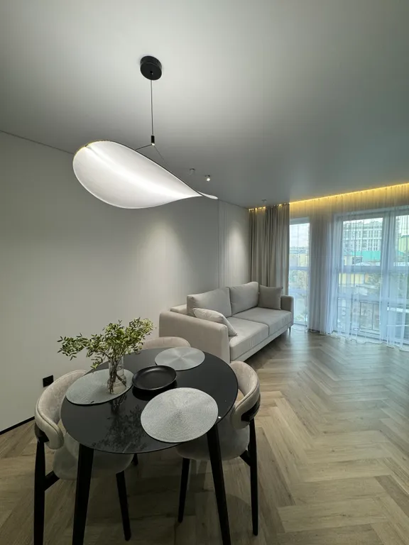 Дизайнерский ремонт с красивым вид из окна