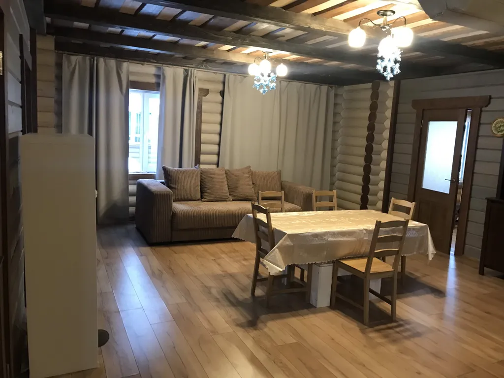 Большой дом у леса